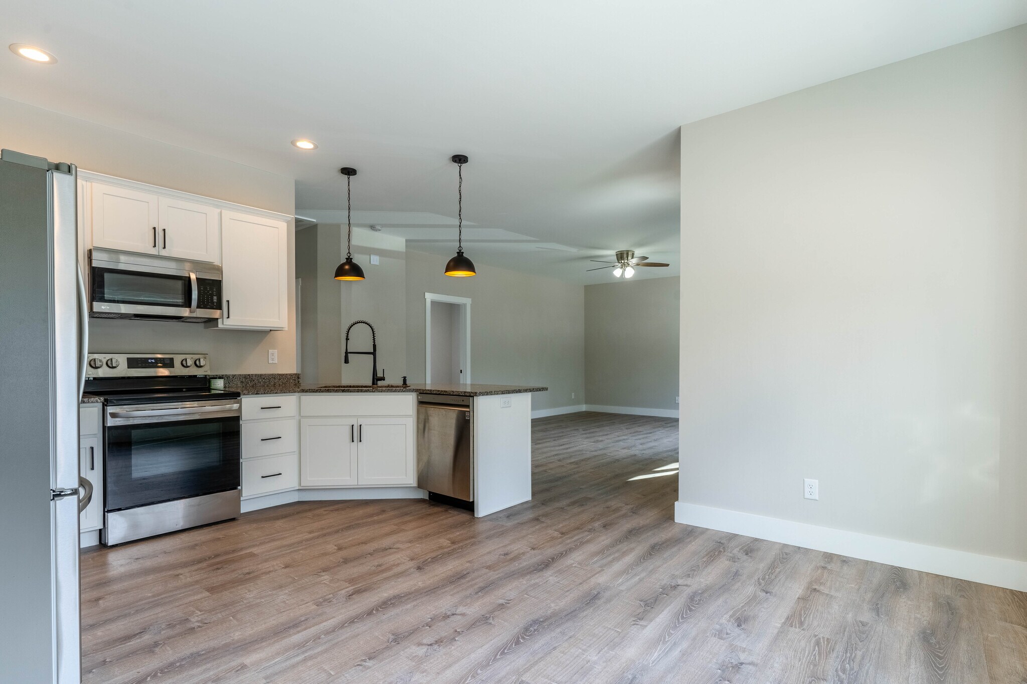 Full, Open Kitchen - 10-200 Laurel Loop