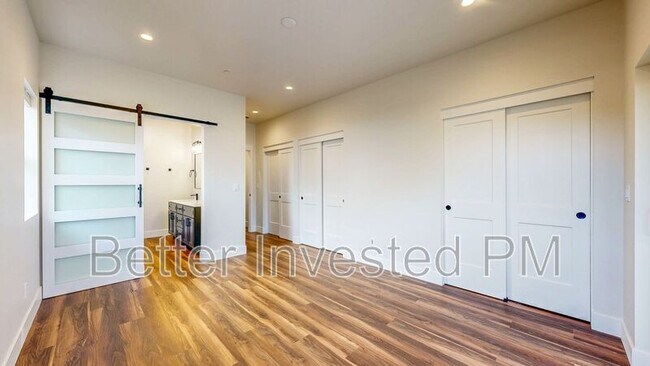 Building Photo - 4565 Brighton Dr