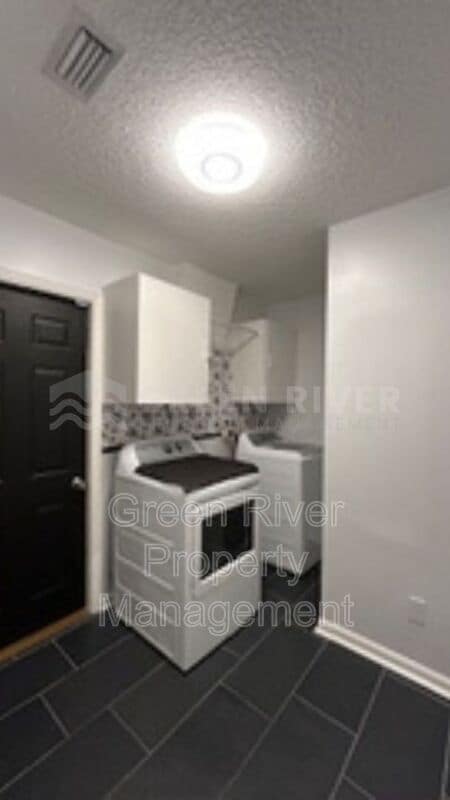Building Photo - 1559 Lakeway Dr