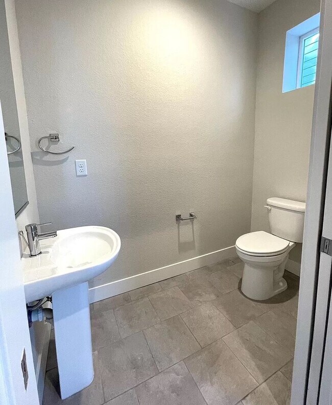 Building Photo - 2 Bedroom 2 Full Bathrooms and 2 Half Bath...