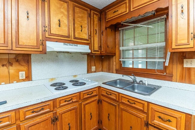 Building Photo - Brick Ranch in Pikeville! Lawn care included!