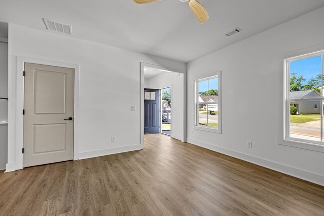 Building Photo - 3 Bedroom House Walkable to downtown Zebulon with Lawncare included!