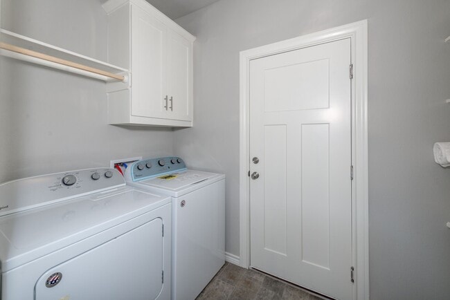 Building Photo - 3617 Kenyon Dr