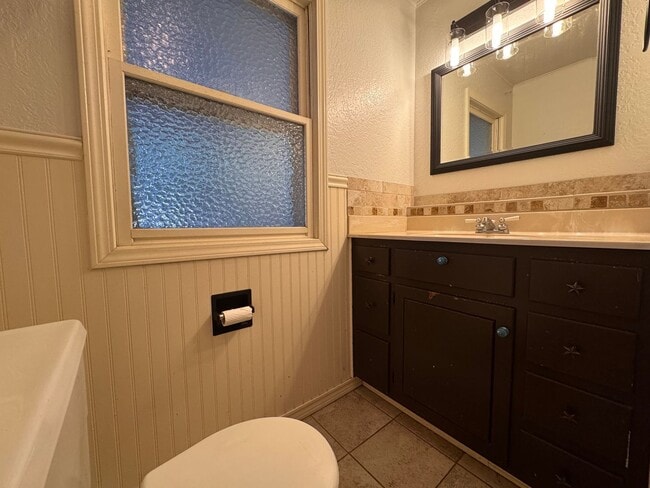 Building Photo - HOUSE FOR RENT IN THE JANESVILLE SCHOOL DI...