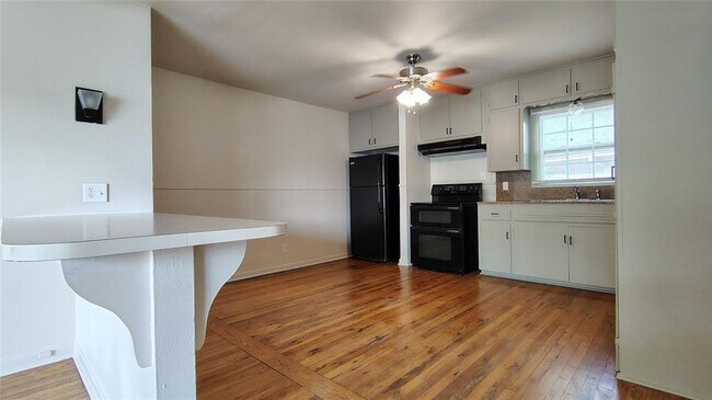 Building Photo - 2 Bedroom 1 Bath in North Austin