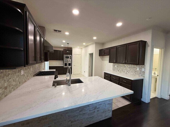 Building Photo - Spacious Cresleigh Ranch Home Near Schools...