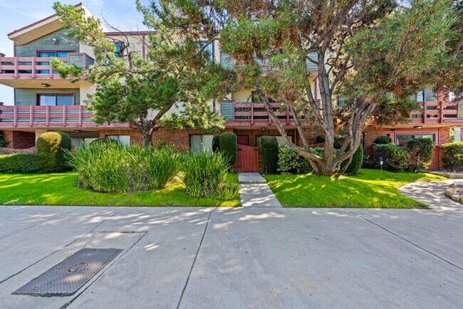 Building Photo - 4524 Tujunga Ave