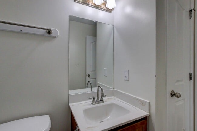 Building Photo - 3 bed 2 bath Fenced yard.  Heart of St. B.  Hurry.