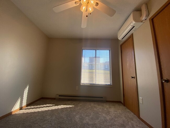 Building Photo - One level Home - 3 Bedroom w/ Garage- Available 08/05!