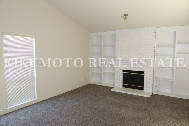 Building Photo - Pocket 3 Bedroom, 2 Bath Half-plex