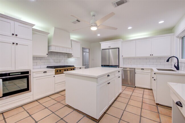Building Photo - 8439 Westview Dr
