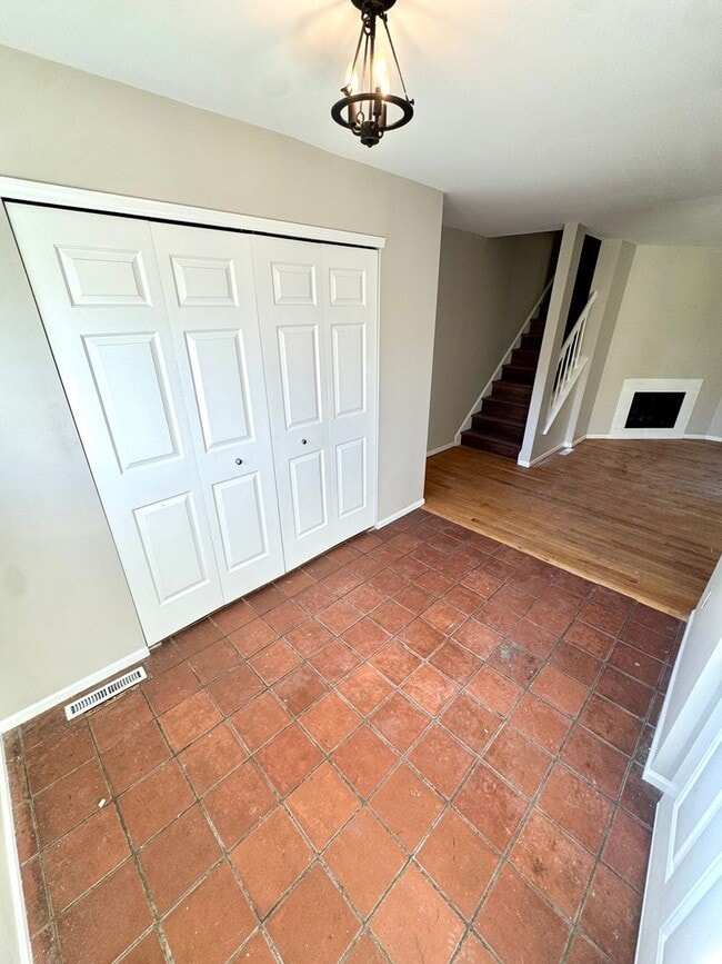 Building Photo - THREE BEDROOM TOWNHOME-PARKLAND SCHOOLS!