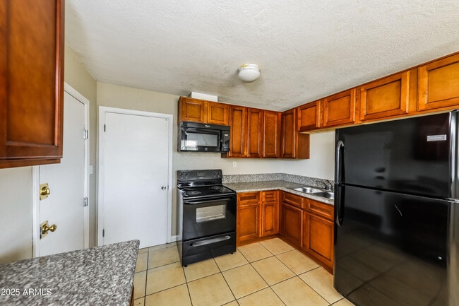 Building Photo - 2753 W Lawrence Ln