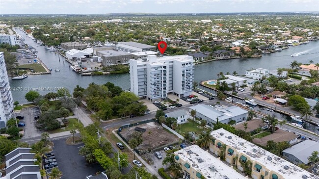 Building Photo - 1609 N Riverside Dr