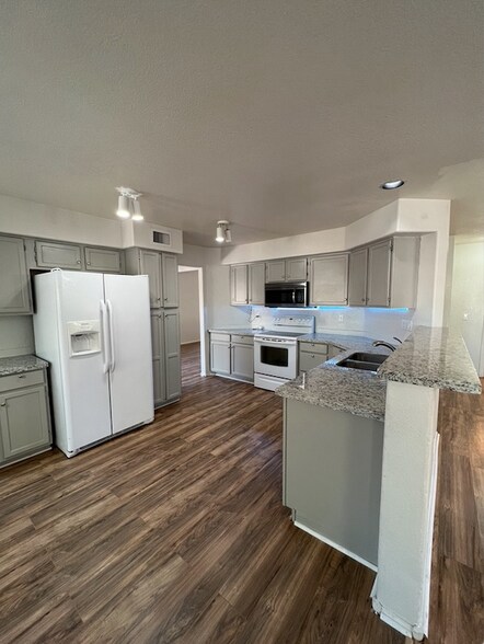 Building Photo - 1057 N Saguaro St