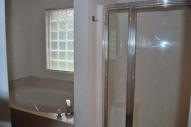 Building Photo - 581 Forest Hill Dr