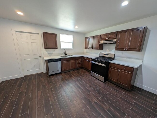 Building Photo - 421 Pine St