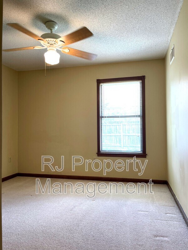 Building Photo - 421 Griffon Dr