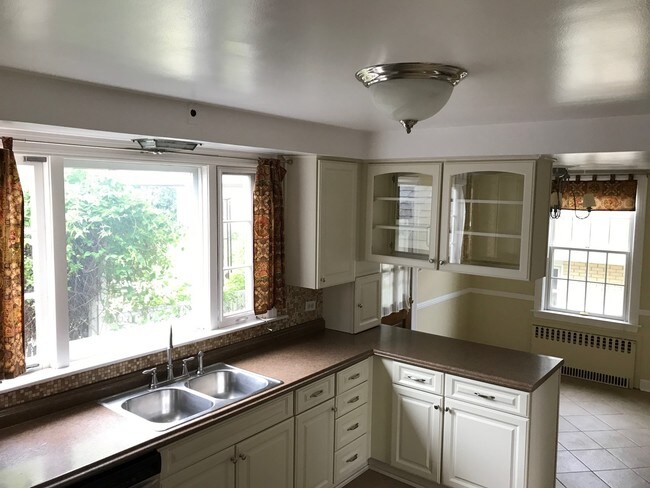 Kitchen - 1714 Greendale Ave
