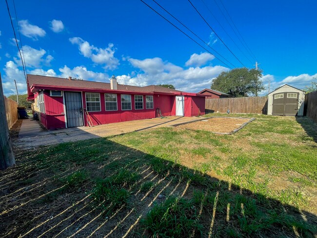Building Photo - 806 Alhambra Dr