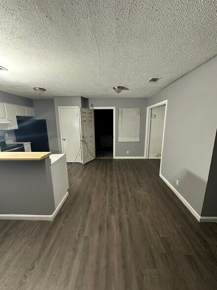 Building Photo - 10100 Brownie Dr