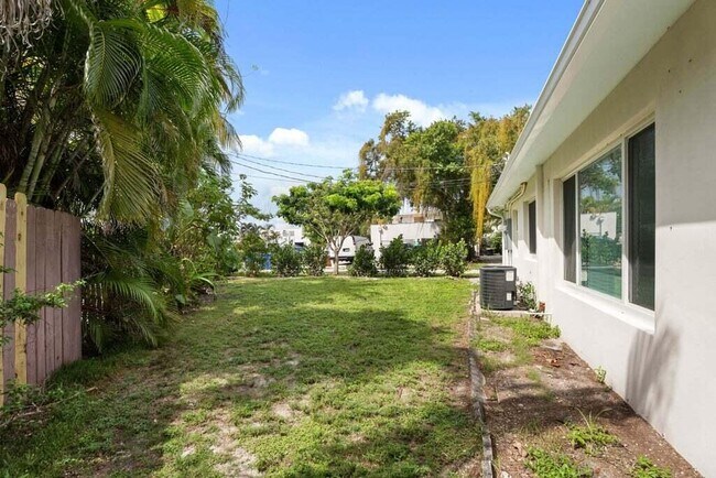 Building Photo - 121 S Lake Dr