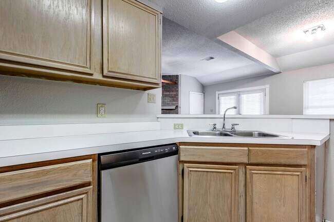 Building Photo - Adorable 3-2-2 in Cedar Hill!