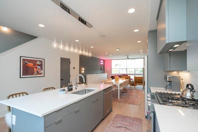 Building Photo - 400 33rd Ave N