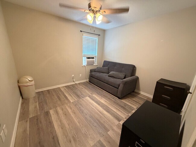 Building Photo - 9505 Balsa Dr