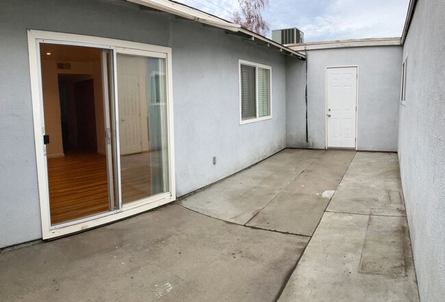 Building Photo - 1716 Sylvan Ave