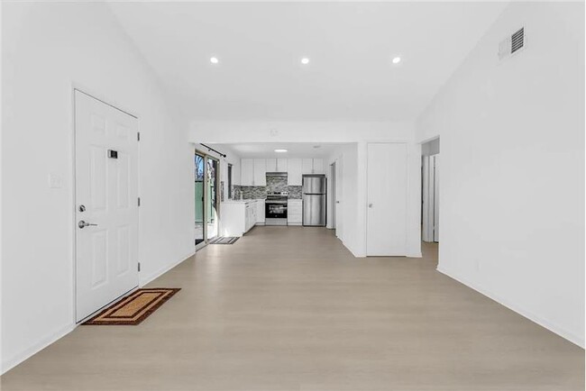 Building Photo - 27836 Hummingbird Ct