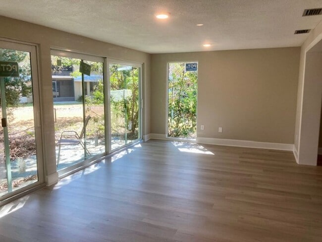 Building Photo - Islands Community Condo