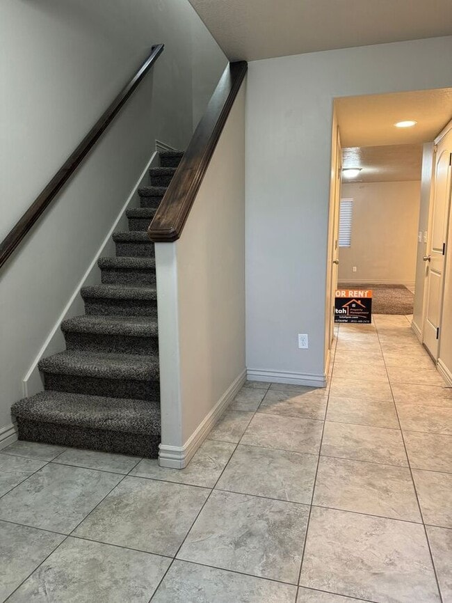 Building Photo - 3 bdrm 2 1/2 bth townhouse 1 Car Garage