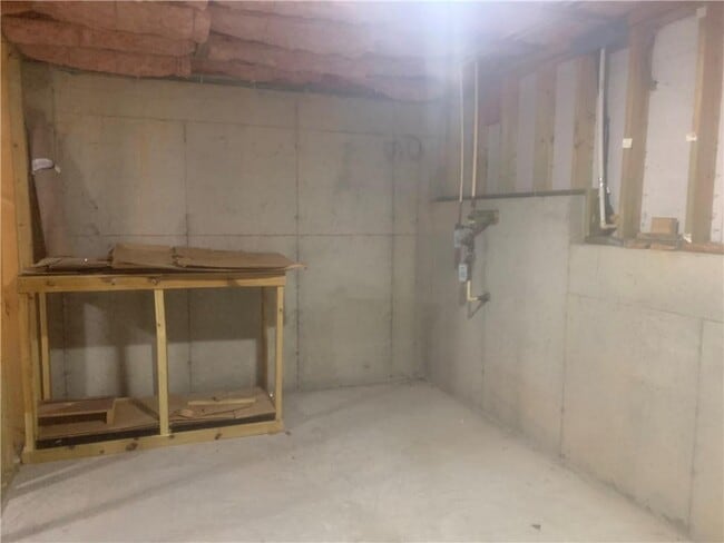 Building Photo - 121 Creekwood Tr