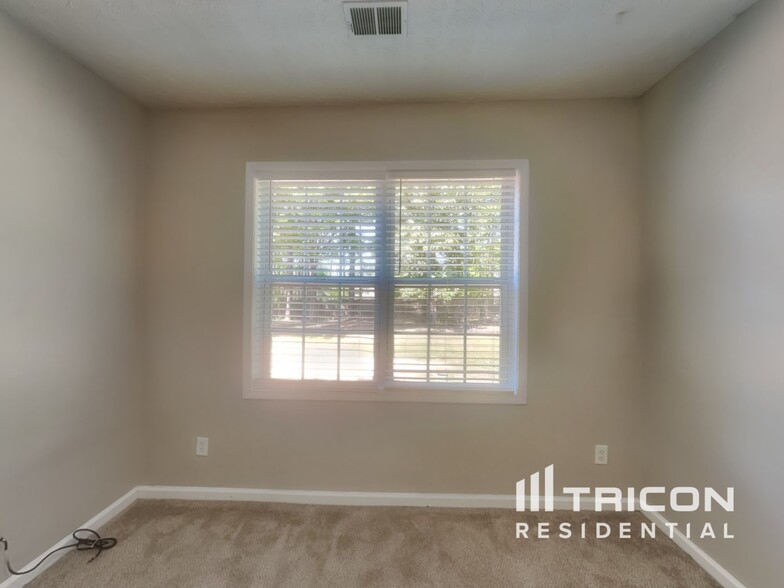 Building Photo - 1027 Maple Leaf Dr
