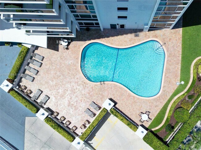 Building Photo - 2715 N Ocean Blvd