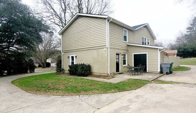 Building Photo - Charming 2 bedroom 1 bath duplex on Park Rd