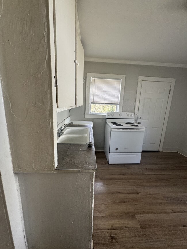 Building Photo - 1004 Duke St