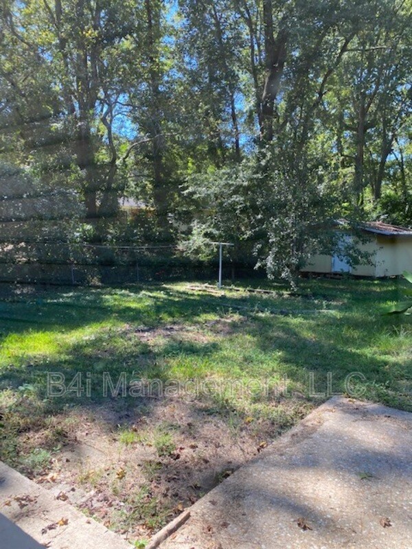 Building Photo - 255 Robert E Lee Dr