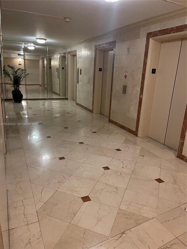 Building Photo - 100 Lincoln Rd