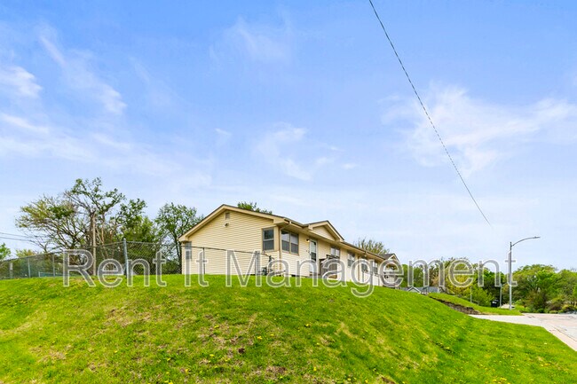 Building Photo - 3701 Saratoga St
