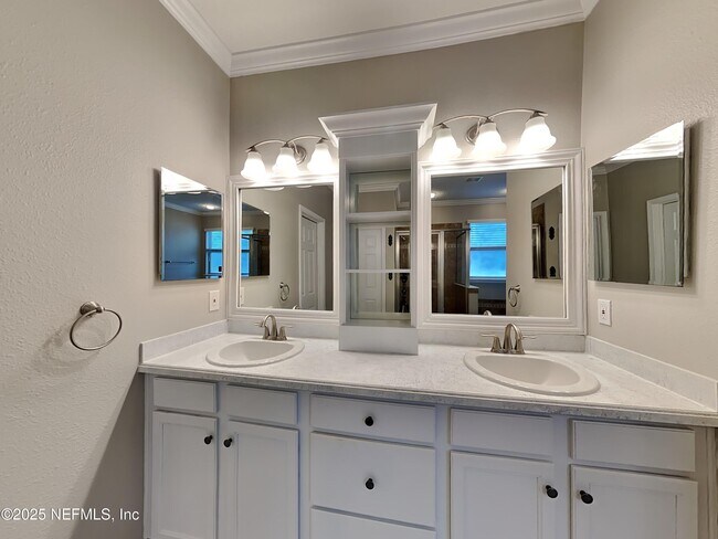 Building Photo - 440 Pine Eagle Dr