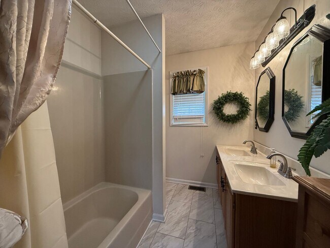 Building Photo - 3 Bedroom 2 Bathroom Fully Furnished Home ...