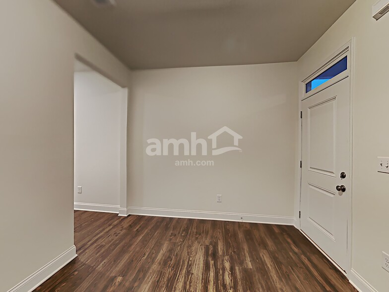 Building Photo - 5285 Valley Dr