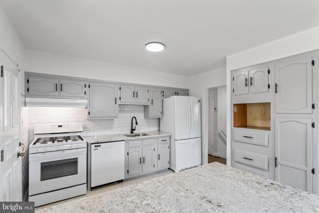 Building Photo - 2521 Fairhill Dr