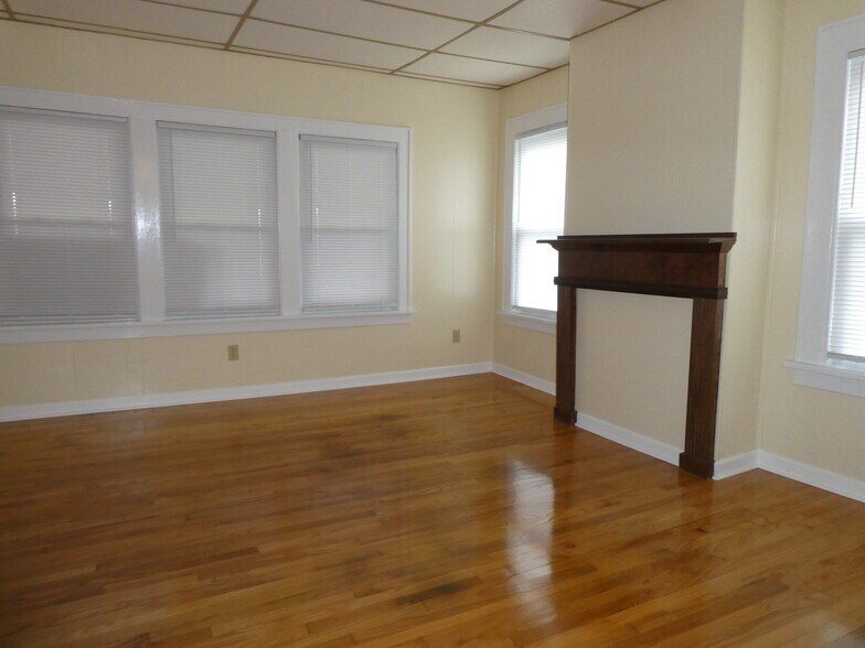 Front room with Natural wood mantle - 314 Saratoga St