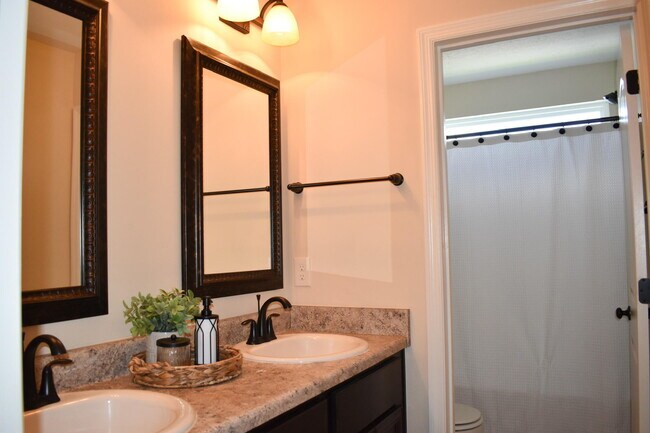 Building Photo - 3262 Alexandria Dr