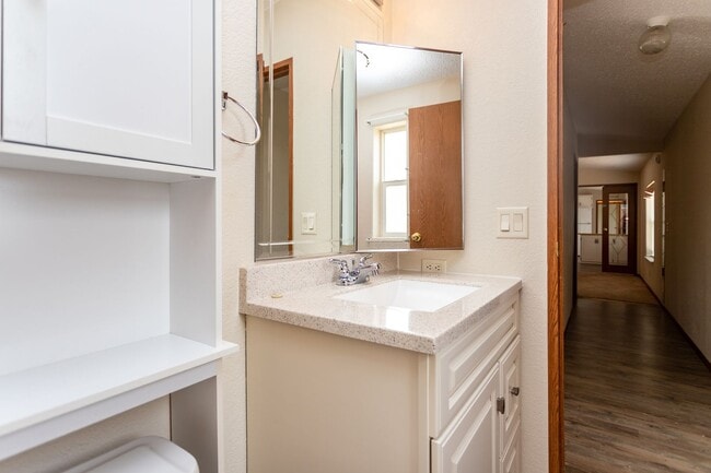Building Photo - MOVE IN SPECIAL!! Charming Home on a Spaci...