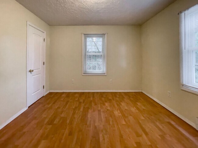 Building Photo - 1512 N Woodridge Ave