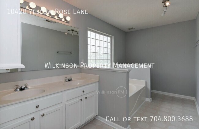 Building Photo - 10420 Yellow Rose Ln
